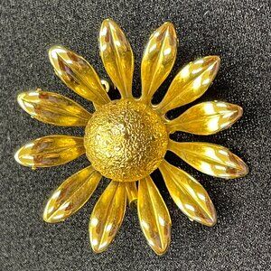 EVUC Vntg 1960's/70's Gold-Tone Daisy/Flower Brooch, Metal, Textured, 1 5/8" D